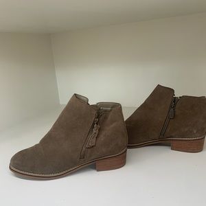 Blonde tan waterproof booties sz 9.5 GUC